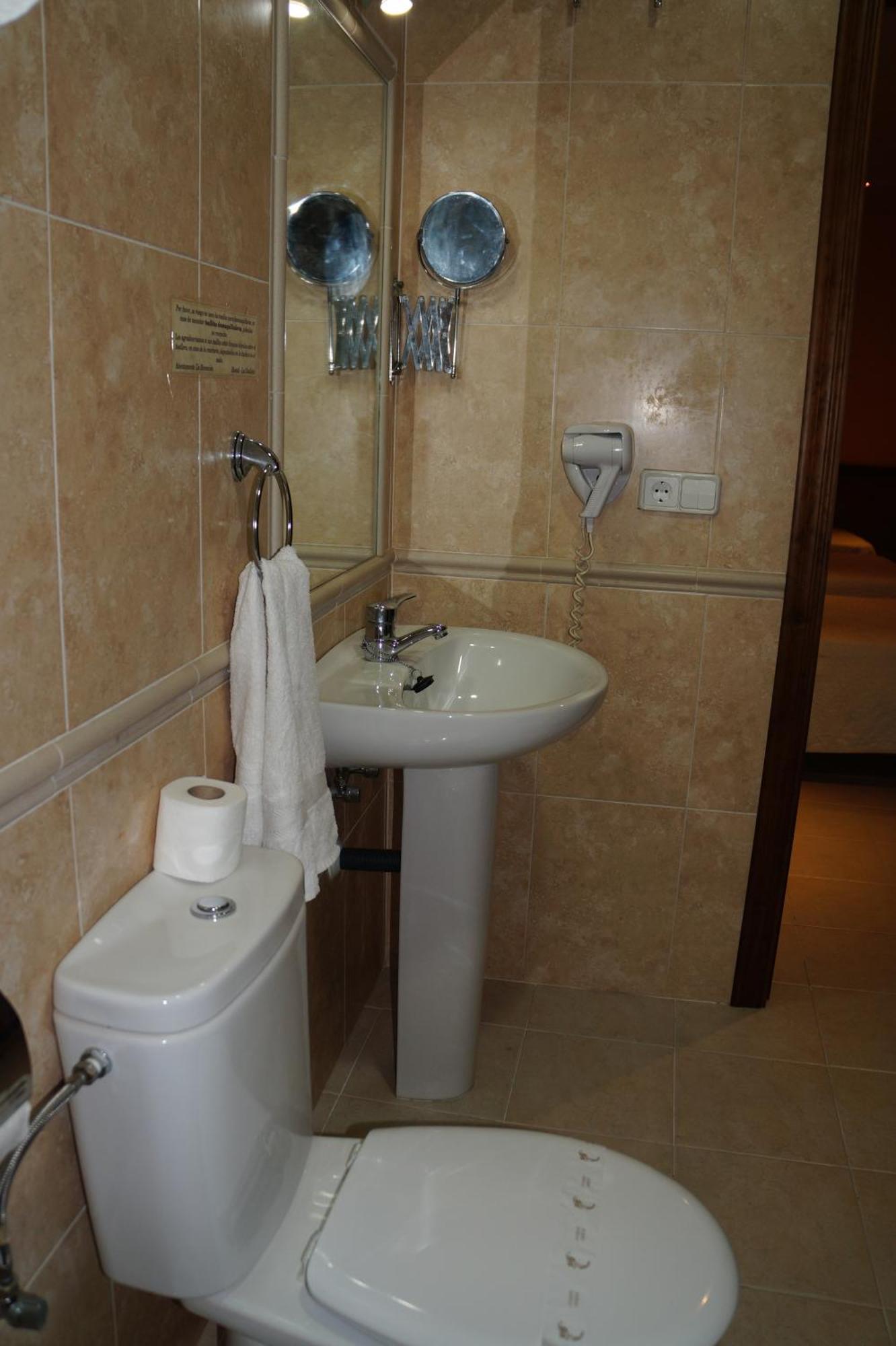 Hostal La Conilena コニル・デ・ラ・フロンテラ 部屋 写真